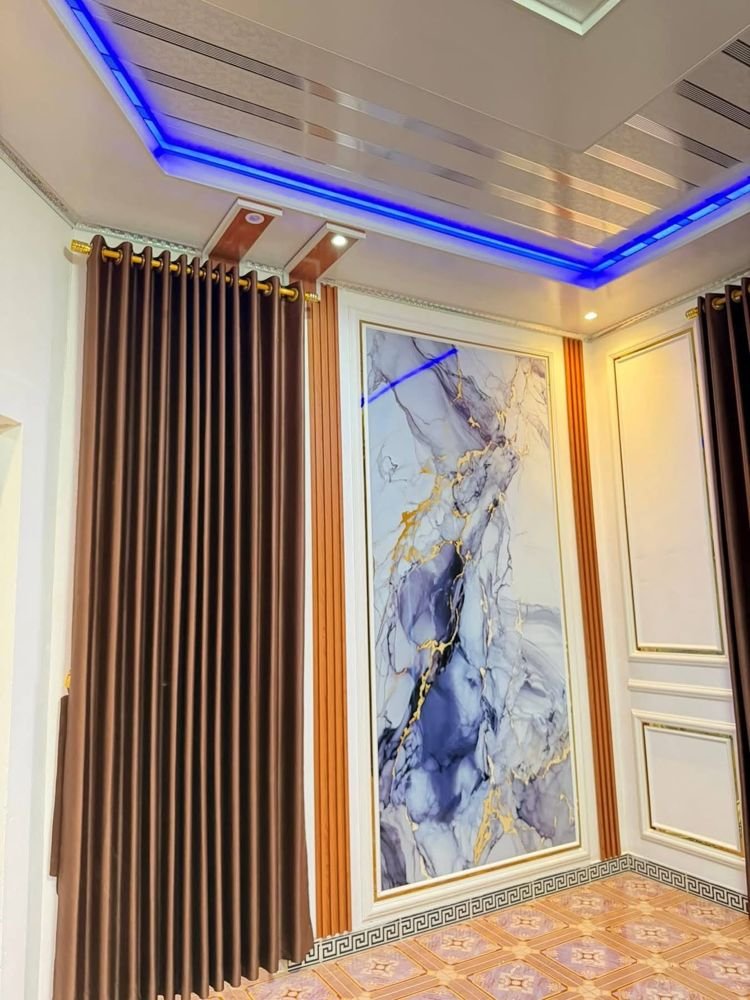 Panel dinding marmer dengan list LED biru