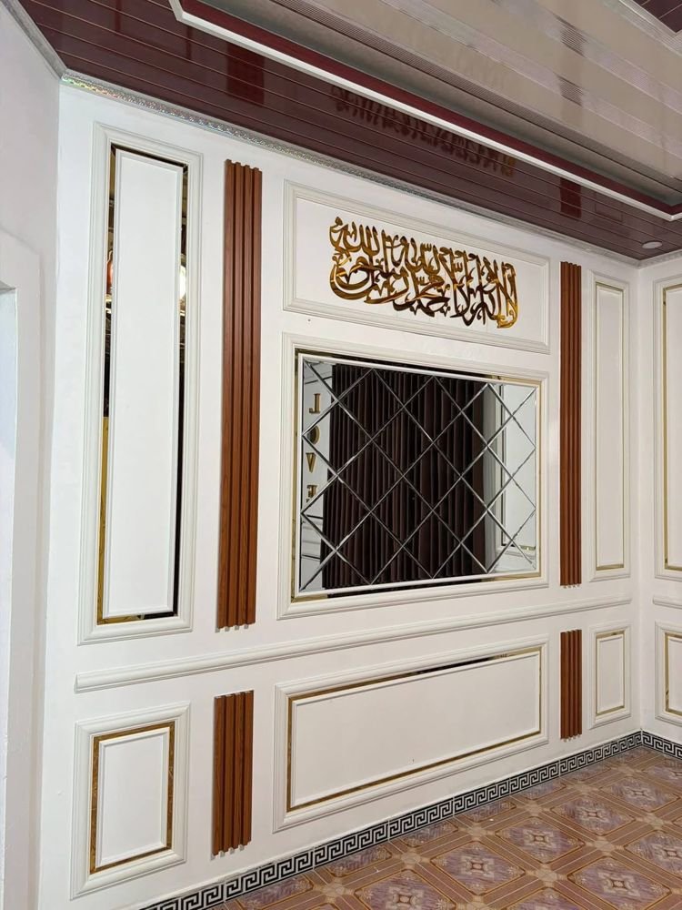 Panel dinding kaligrafi dengan list kayu dan cermin