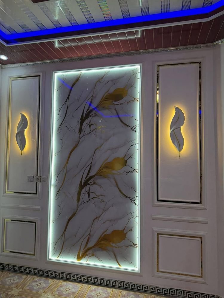 Panel dinding marmer dengan lampu dinding daun