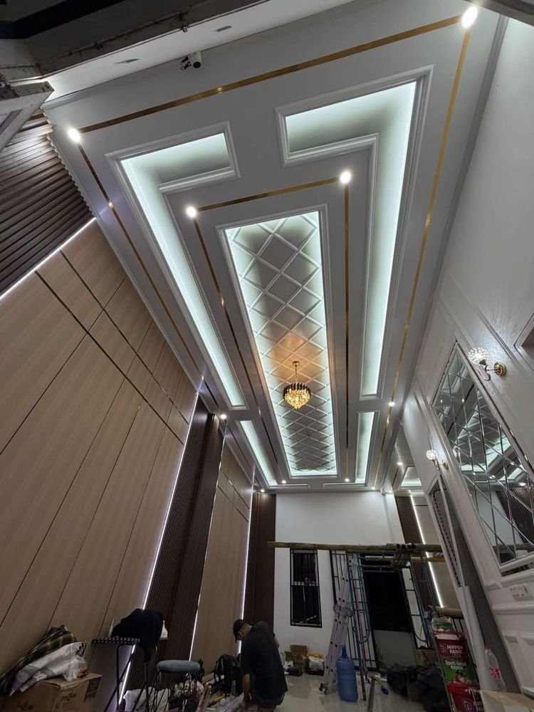 Plafon lorong dengan lampu gantung kristal