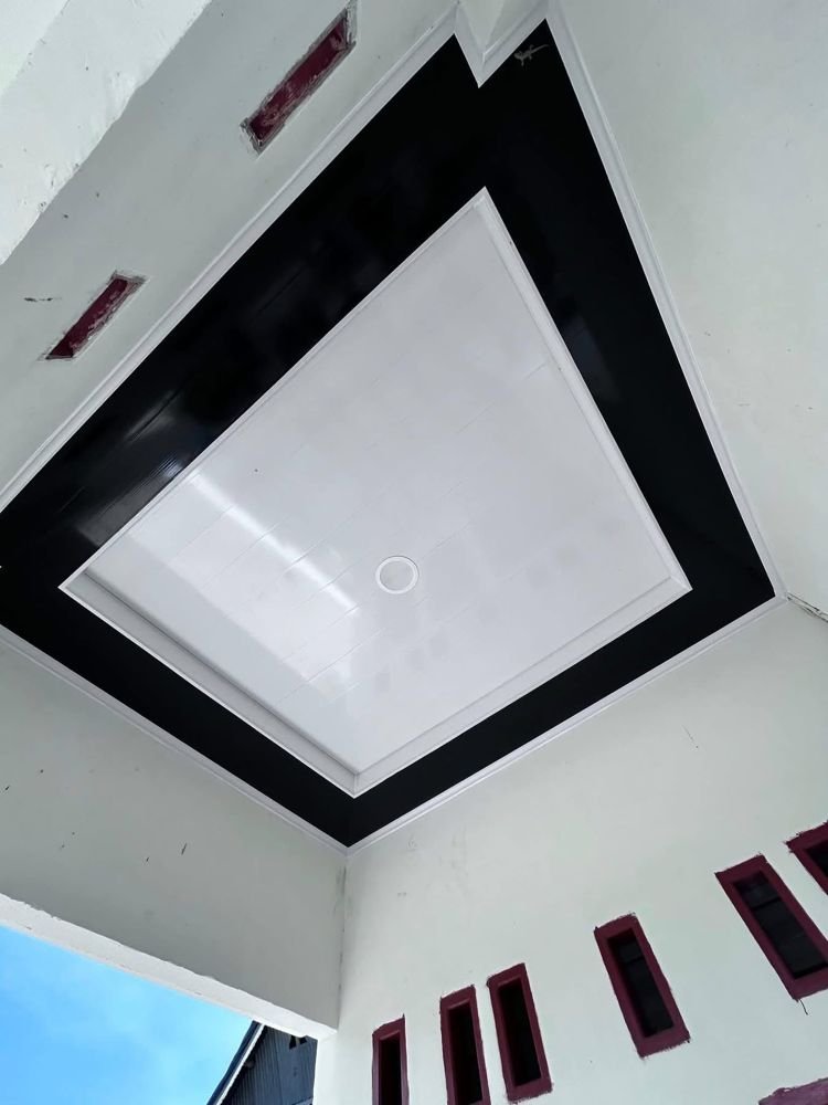 Sudut plafon PVC hitam putih dengan ventilasi