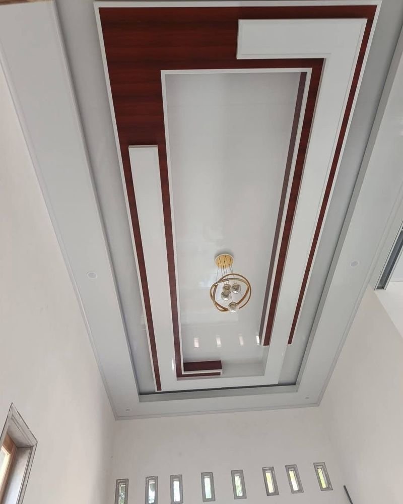 Plafon panel kayu merah dan putih dengan lampu gantung