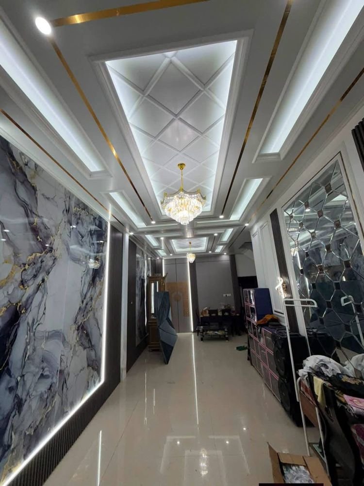 Lorong dengan plafon list emas dan cermin dinding