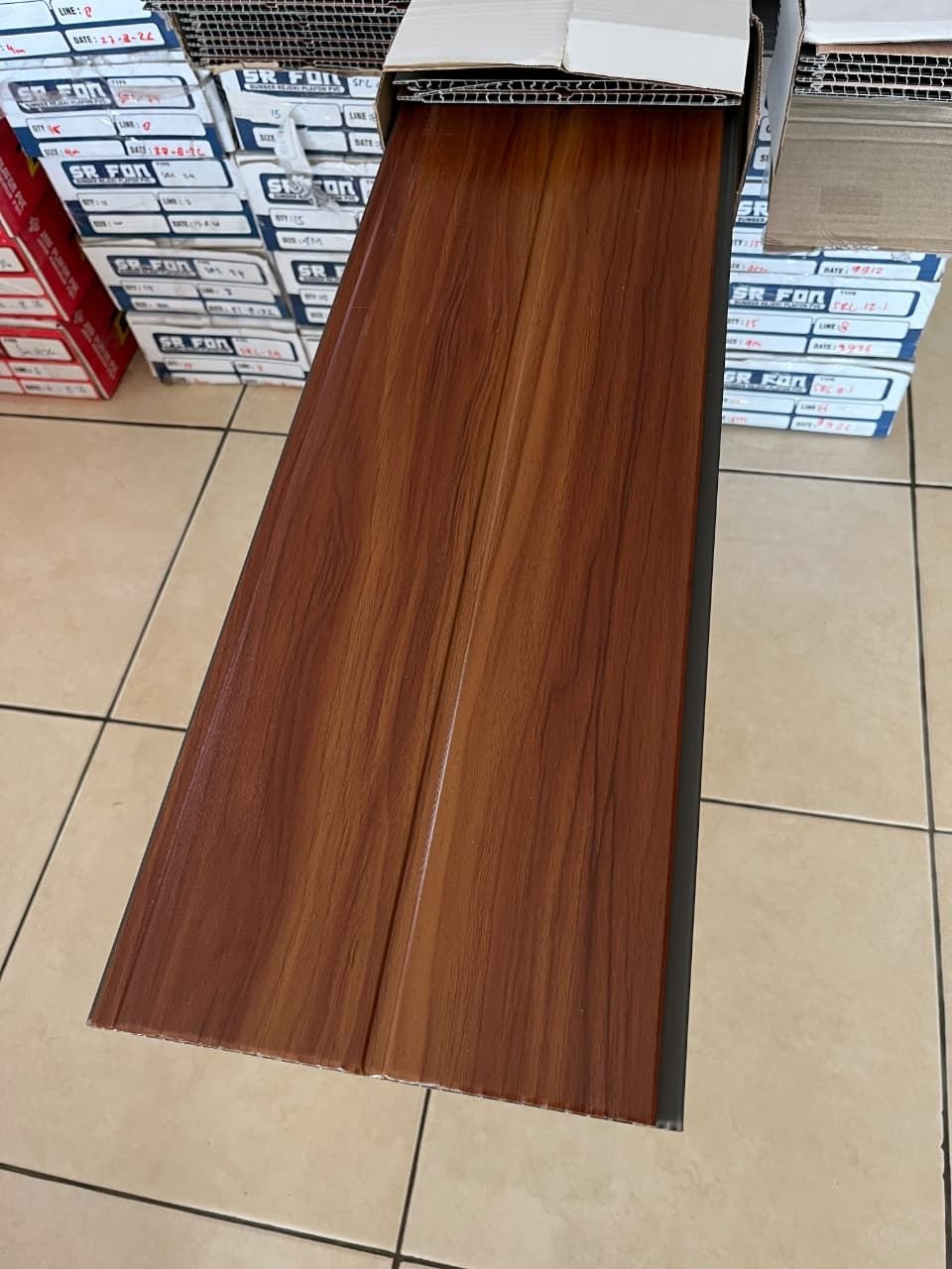 Plafon PVC motif kayu merah tua