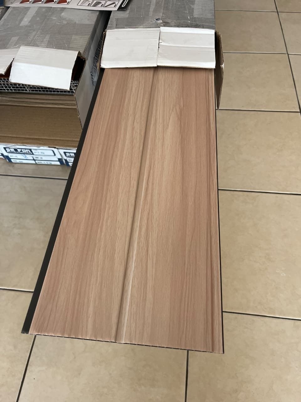 Plafon PVC motif kayu terang